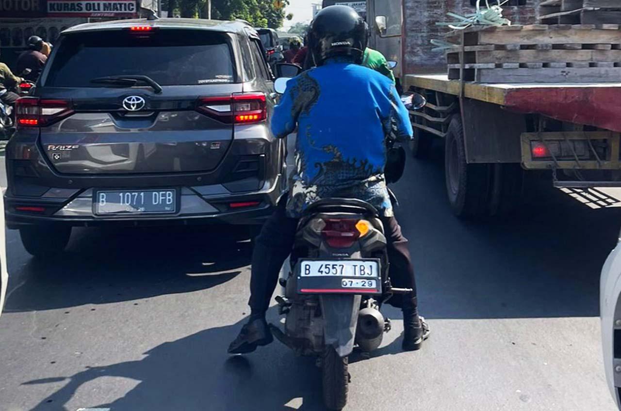 Hindari Blind Spot! Cara Aman Pengendara Motor Menyalip Truk dan Bus