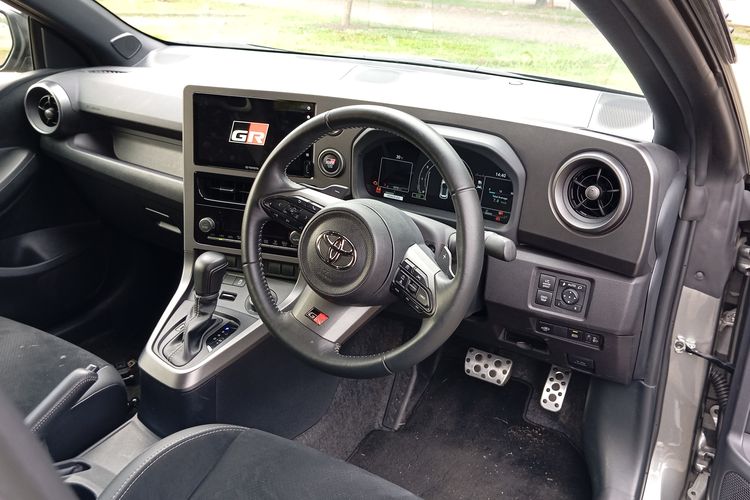 Interior Toyota GR Yaris: Sentuhan Sporty Eropa di Balik Kemudi