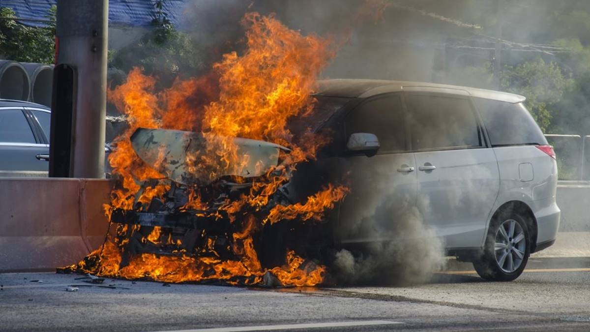 Mobil Terbakar di Pondok Aren Tragedi Pagi Hari Tewaskan Lansia
